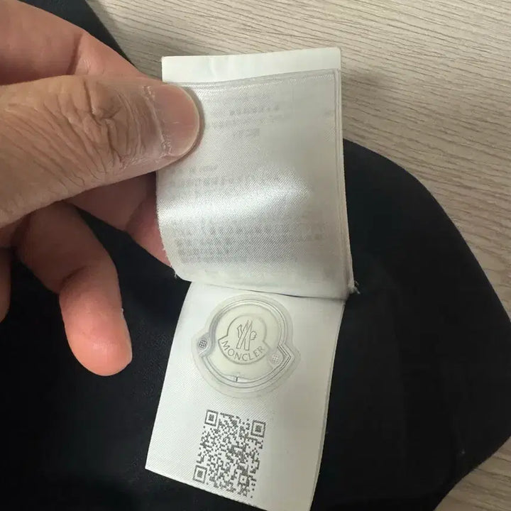 [BUNJANG] Moncler Black Logo T-shirt (M) / 몽클레르 블랙 로고 반팔티 M 사이즈 팝니다