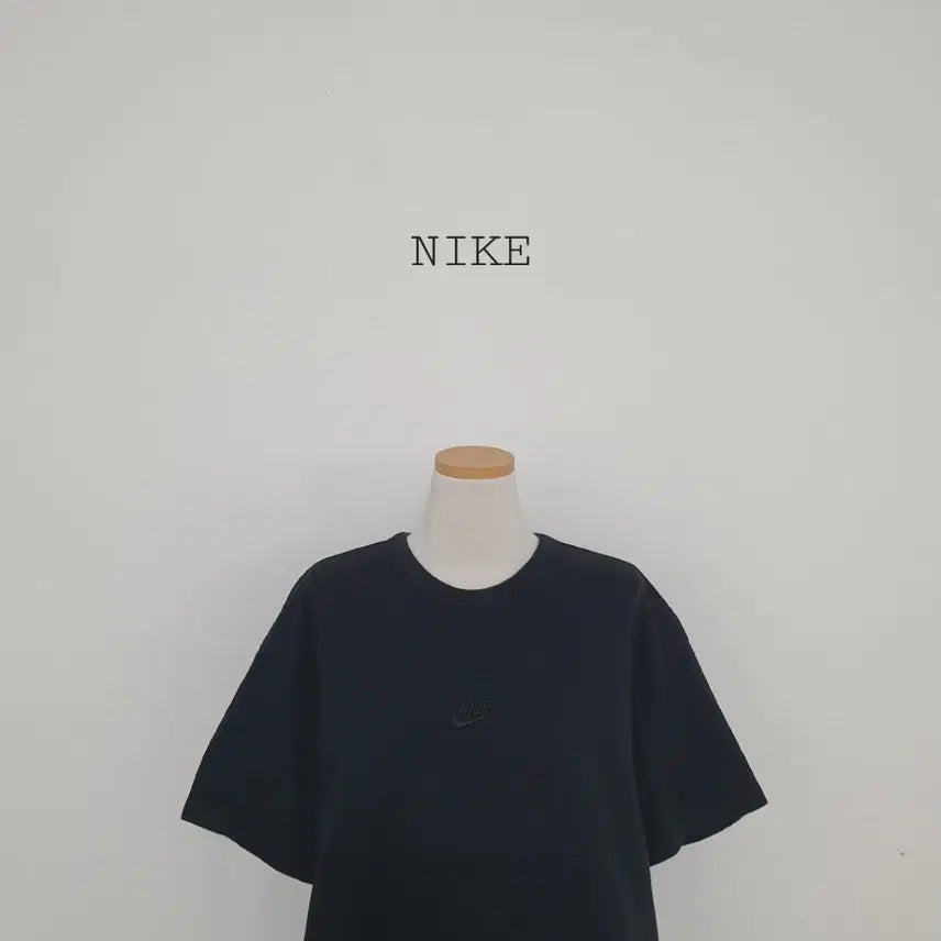 [BUNJANG] Nike Black Embroidered Short Sleeve T-Shirt (Size L) / No.26051411 나이키 블랙 블랙자수 반팔 티셔츠