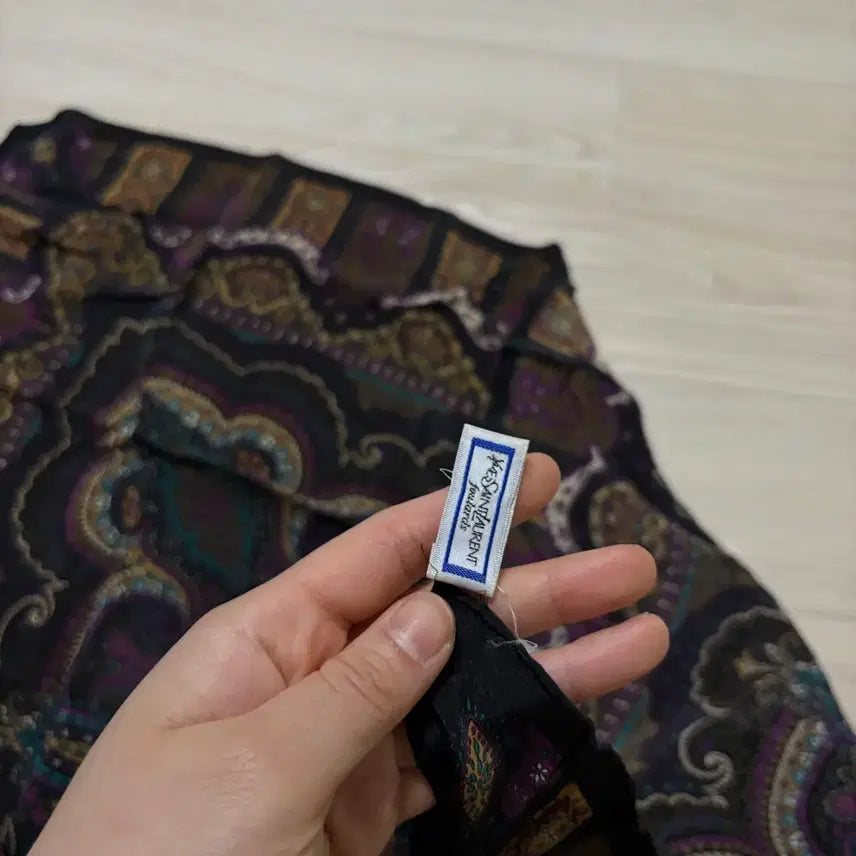 [SOLD OUT] 입생로랑 스카프 블랙 페이즐리 패턴