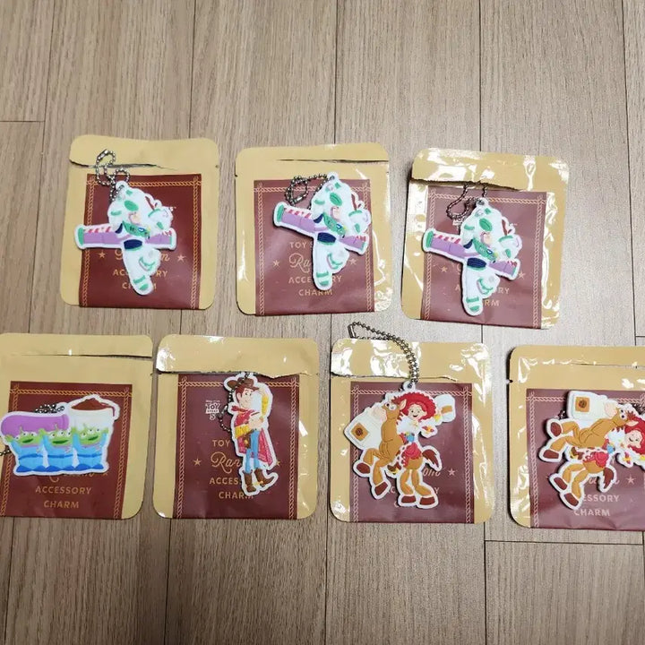 [SOLD OUT] 스타벅스 토이스토리 콜라보 버즈 우디 알린 제시 악세사리 참 키링