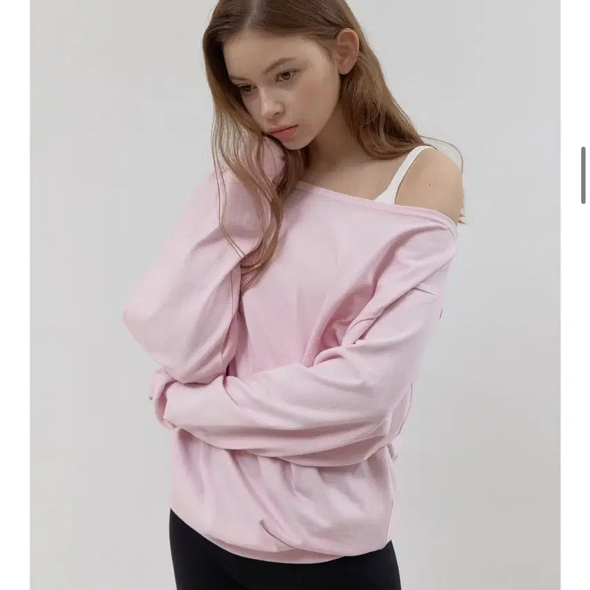 [BUNJANG] Headerment Off-shoulder Sweat Top Baby Pink / 헤더먼트 오프숄더 스웻 탑 베이비핑크