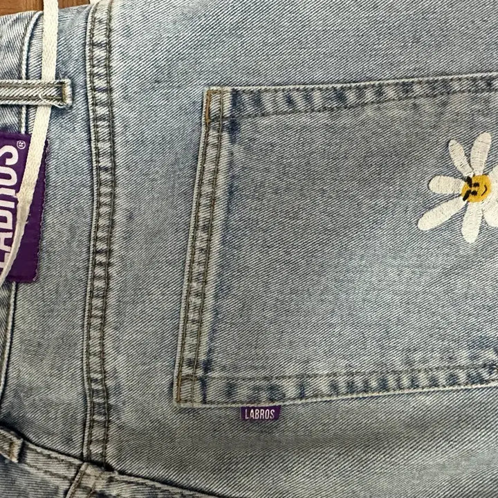[BUNJANG] LABROS Daisy Embroidery Denim 배기진 (L) / LABROS 라브로스 스마트 데이지 배기진 연청