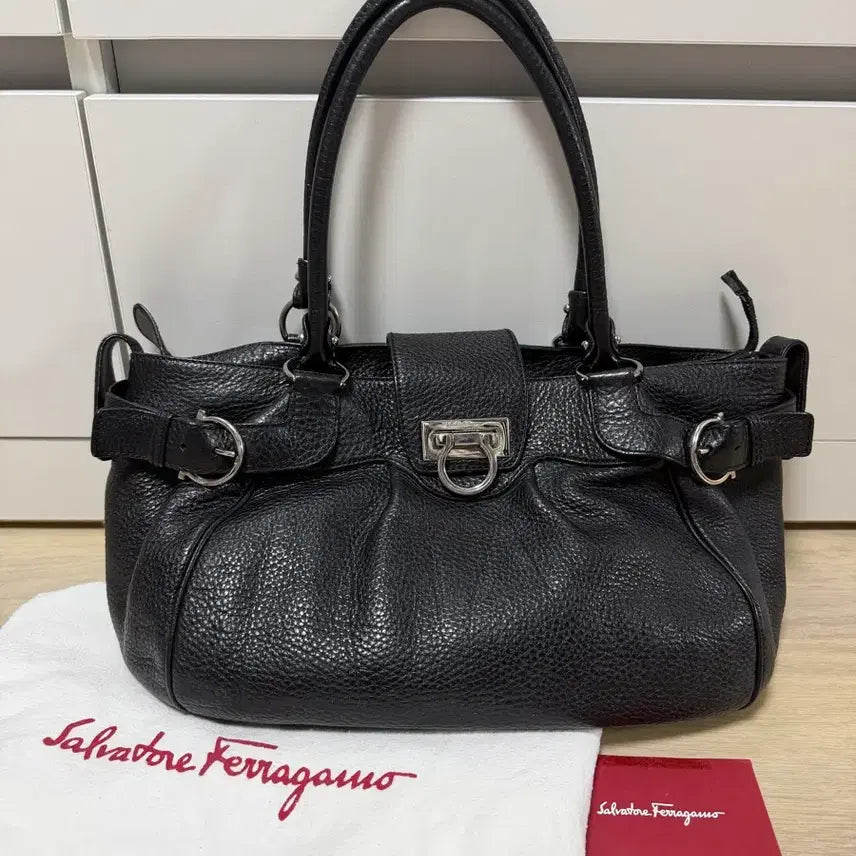 [SOLD OUT] 페라가모 블랙 레더 숄더백