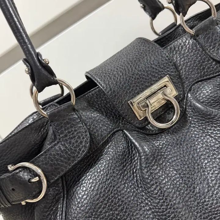 [SOLD OUT] 페라가모 블랙 레더 숄더백