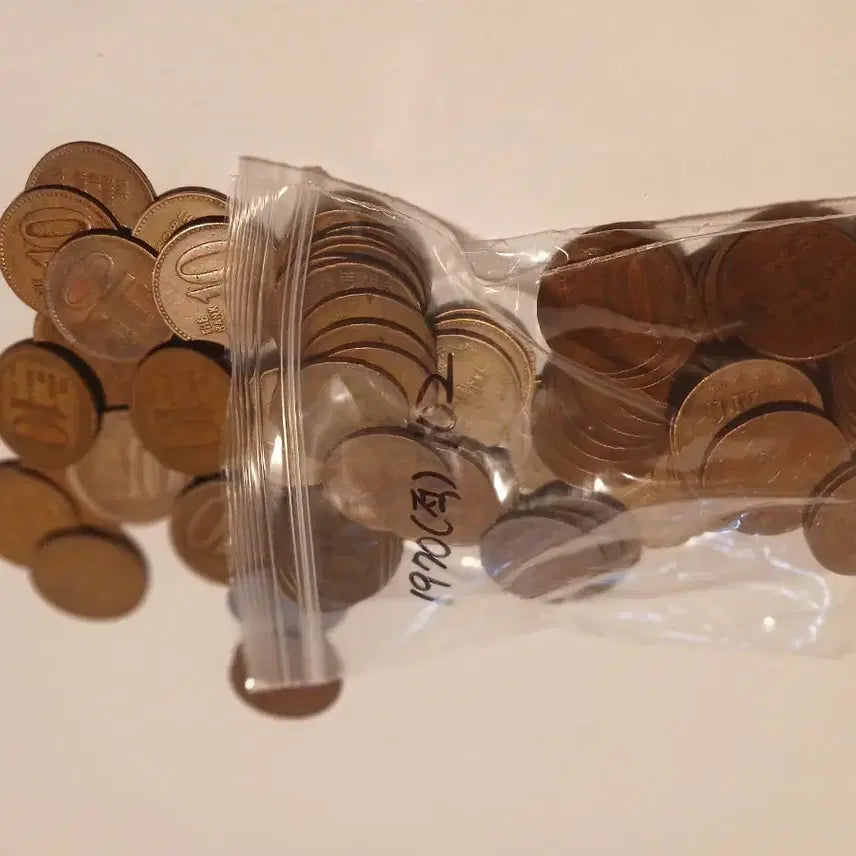 [BUNJANG] 1970 10 Won Coin Bundle (Copper Alloy &amp; Brass Alloy) / 70년 10원 적동 102개. 황동 102개