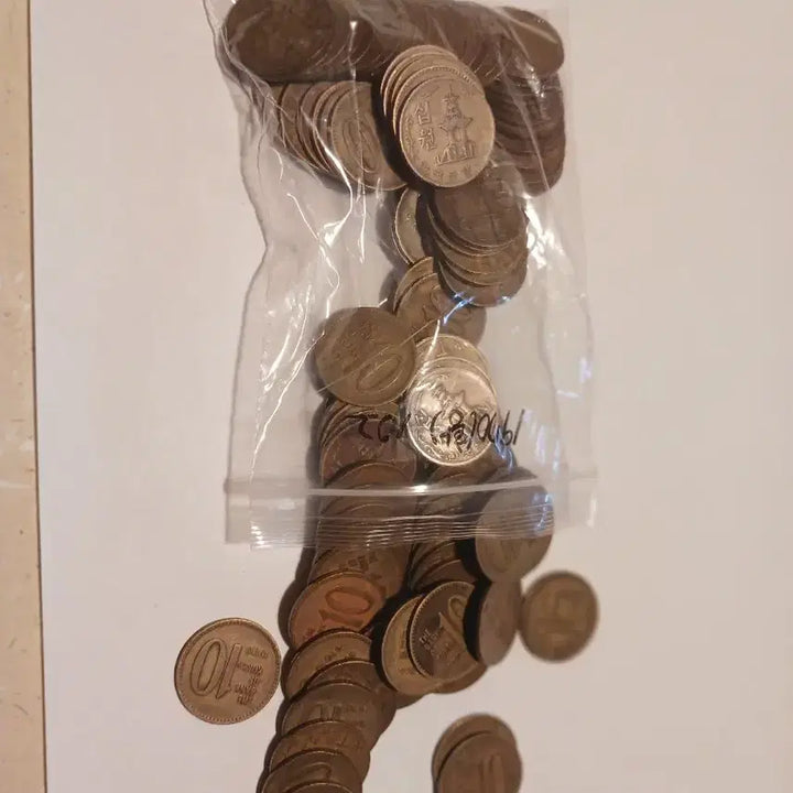 [BUNJANG] 1970 10 Won Coin Bundle (Copper Alloy &amp; Brass Alloy) / 70년 10원 적동 102개. 황동 102개