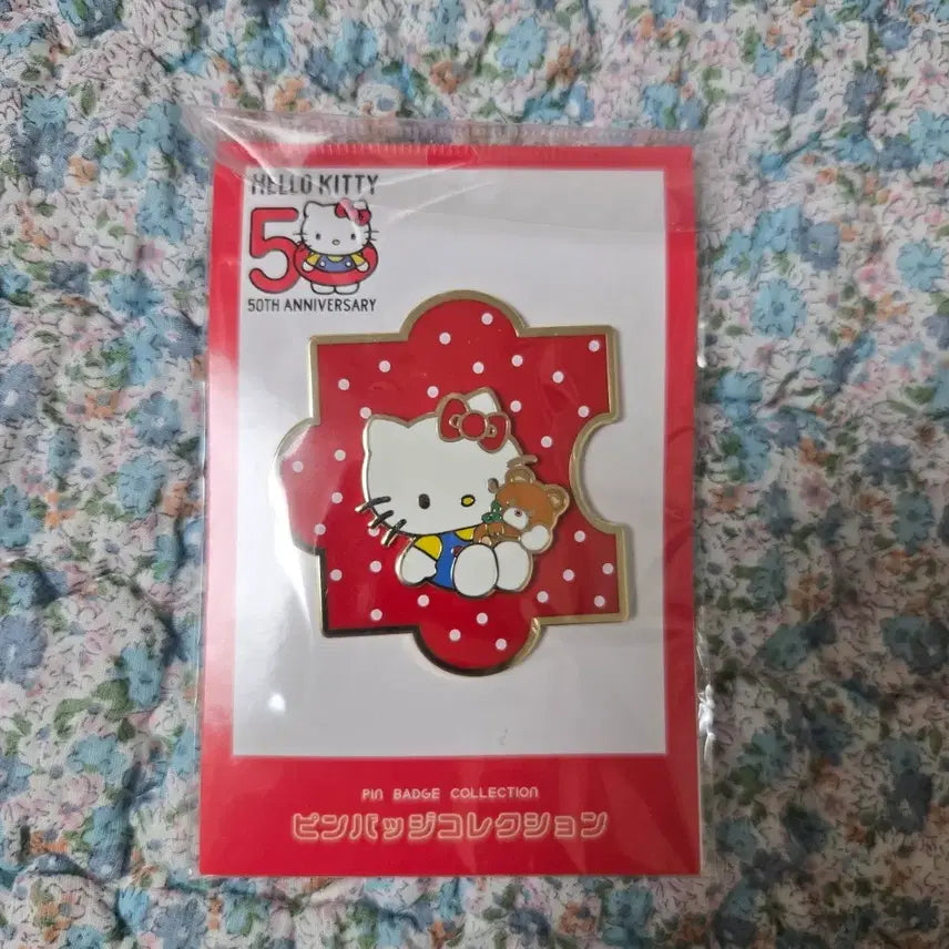 [BUNJANG] Sanrio Hello Kitty 50th Anniversary Badge / 산리오 헬로키티 50주년 기념 뱃지
