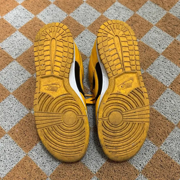 [BUNJANG] Nike Dunk Low Retro Championship Goldenrod Sneakers (Size 260) / [사이즈260] 나이키 덩크 로우 레트로 챔피언쉽 골든로드