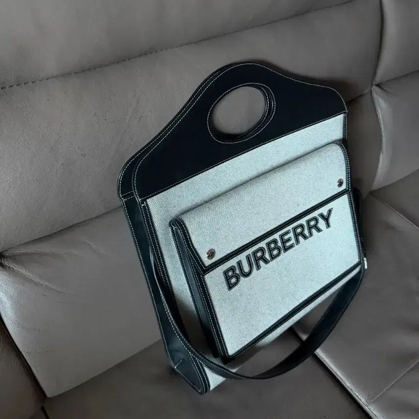 [BUNJANG] Burberry Horseferry Pocket Tote Shoulder Bag Medium / 버버리 호스페리 포켓 토트 숄더백 미디움