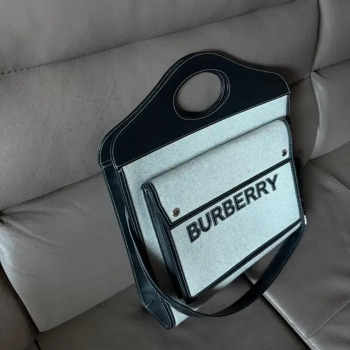 [BUNJANG] Burberry Horseferry Pocket Tote Shoulder Bag Medium / 버버리 호스페리 포켓 토트 숄더백 미디움