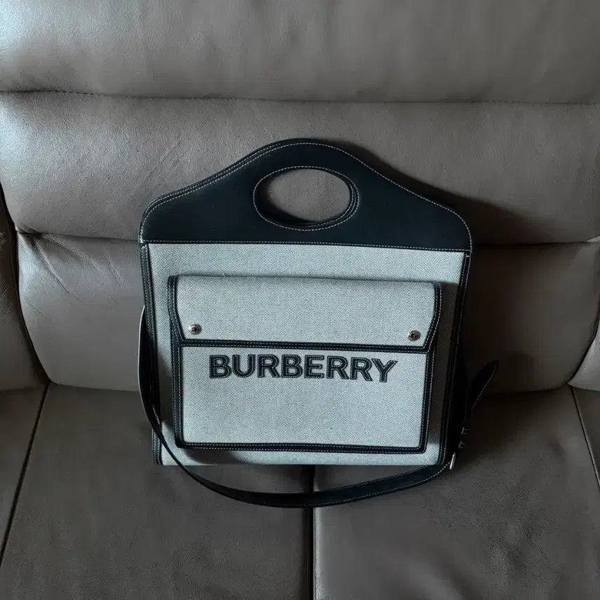 [BUNJANG] Burberry Horseferry Pocket Tote Shoulder Bag Medium / 버버리 호스페리 포켓 토트 숄더백 미디움