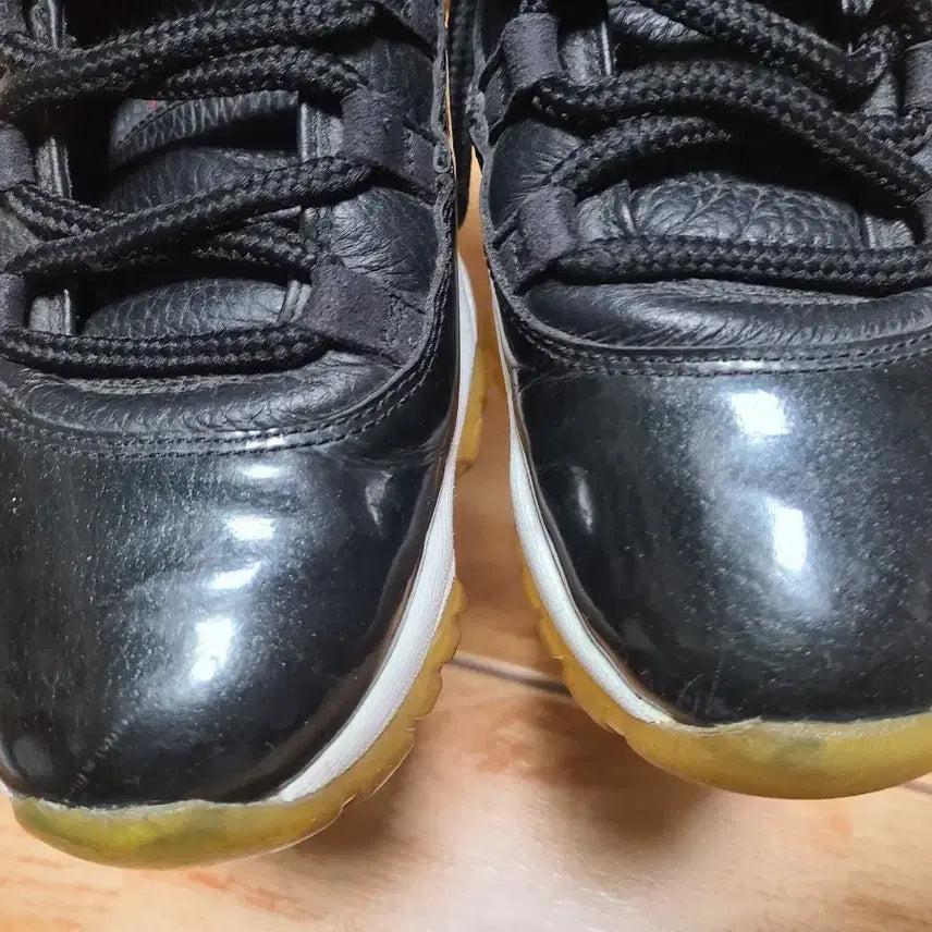 [BUNJANG] Nike Jordan 11 Black Gym Red Sneakers / 조던11 블랙짐레드 260
