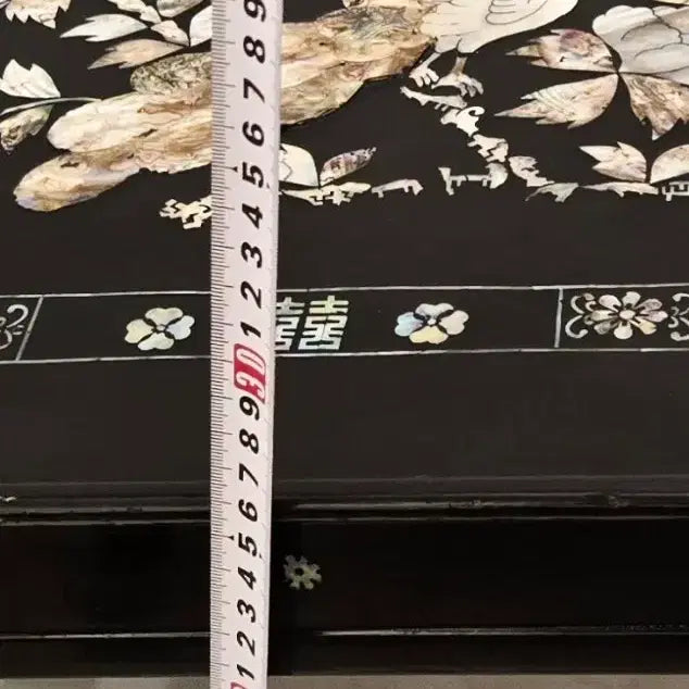 [SOLD OUT] 아름다운 봉황과 꽃 문양이 돋보이는 나전칠기 호족반 소반이에요