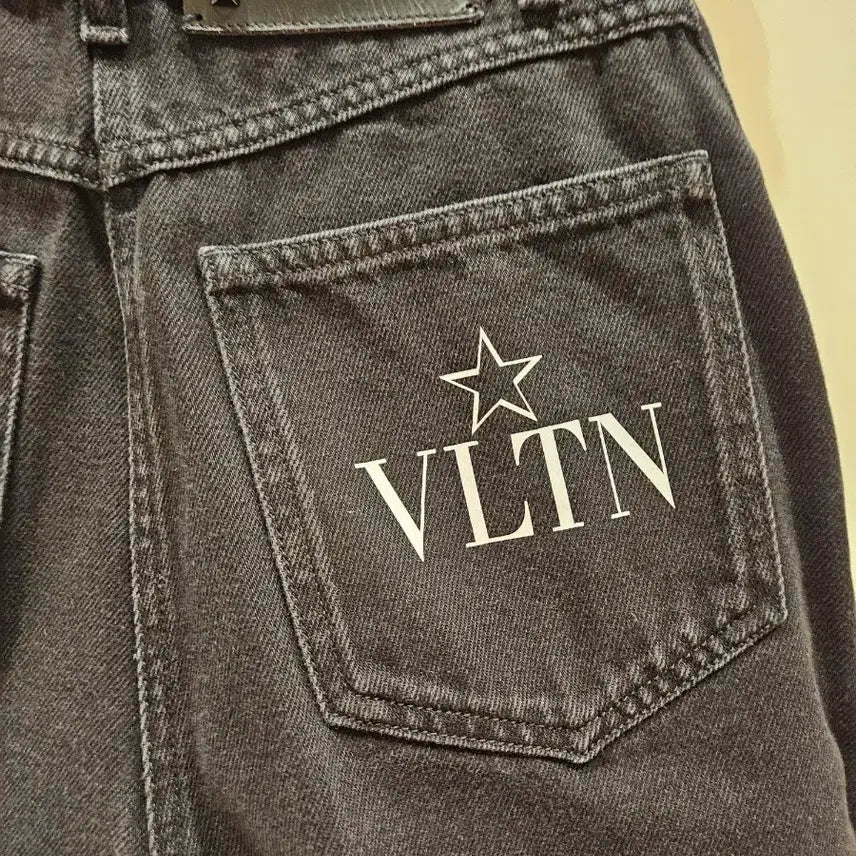[BUNJANG] Valentino Black Denim Shorts / 발렌티노 블랙 데님 반바지