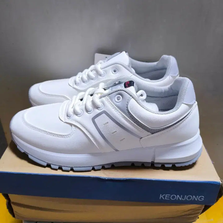 [SOLD OUT] (새상품)남성 260사이즈 운동화 발볼 넓음 프로월드컵