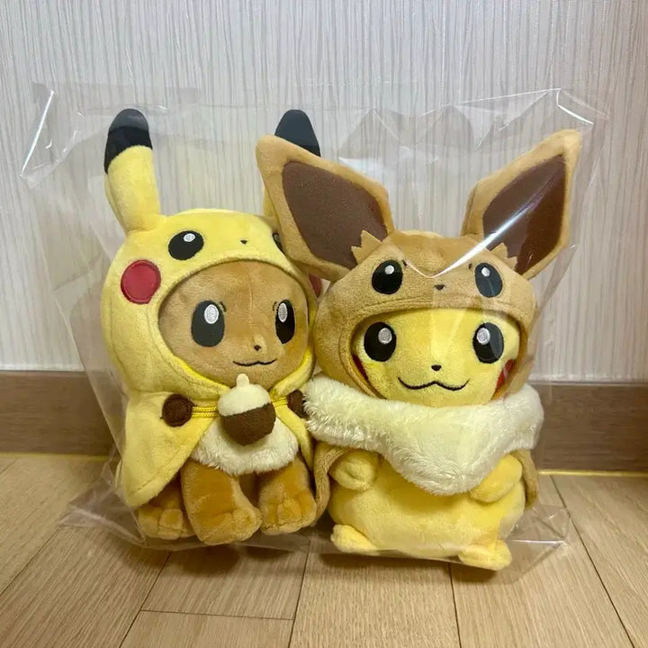 [BUNJANG] Pokemon Center Pikachu &amp; Eevee Poncho Plush Bundle / 포켓몬스터 포켓몬센터 2018 팬 오브 피카츄 이브이 판쵸 인형 일괄