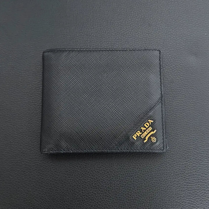 [SOLD OUT] [정품} 프라다 사피아노 블랙 반지갑