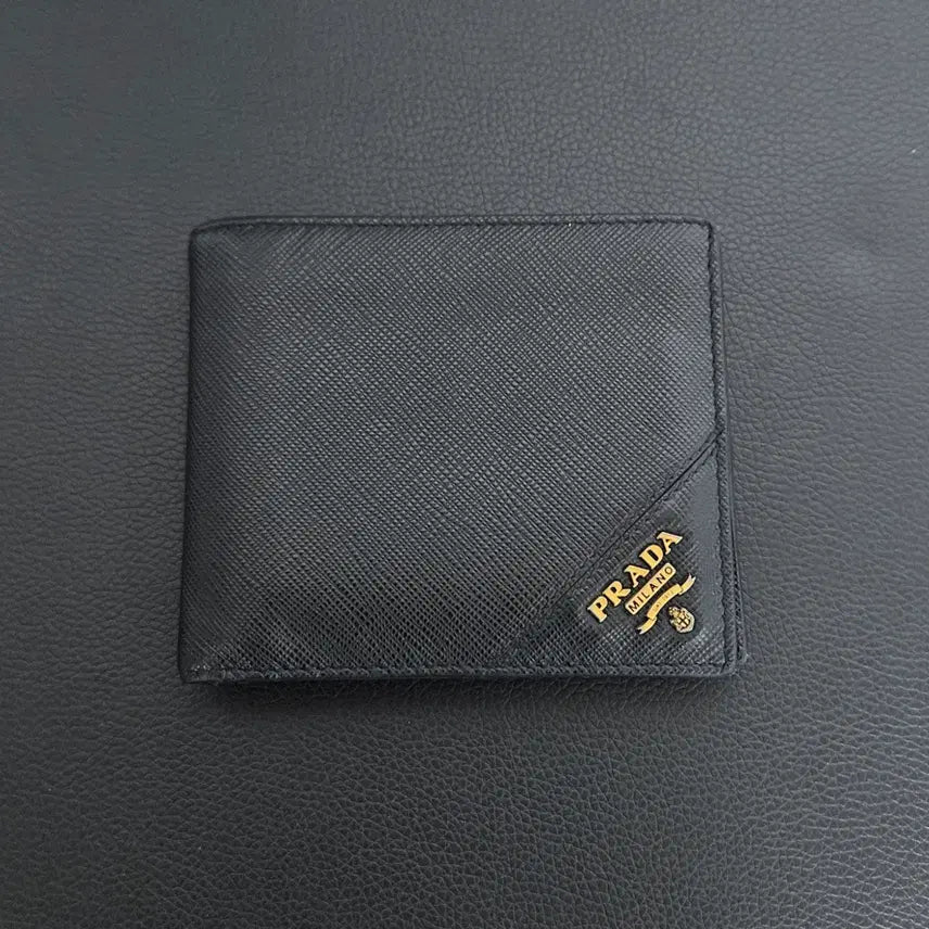 [SOLD OUT] [정품} 프라다 사피아노 블랙 반지갑
