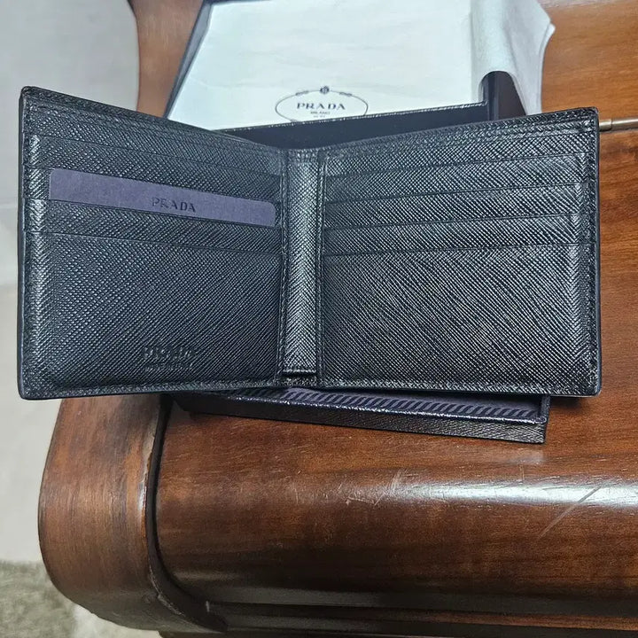 [SOLD OUT] [정품} 프라다 사피아노 블랙 반지갑
