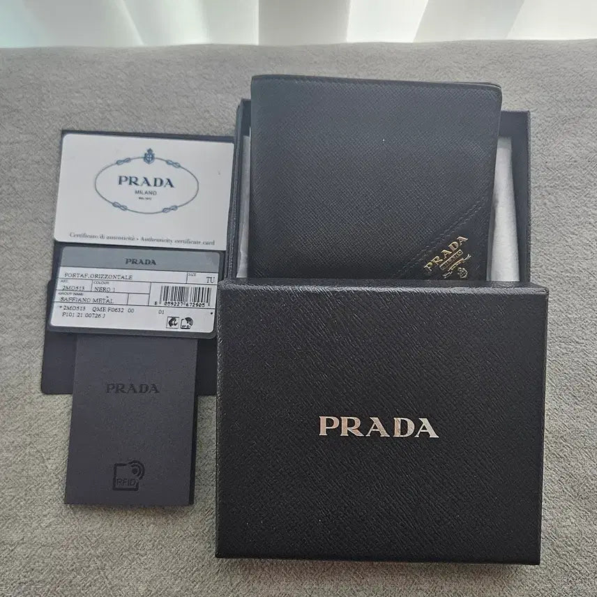 [SOLD OUT] [정품} 프라다 사피아노 블랙 반지갑