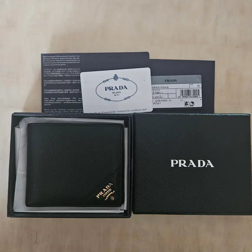 [SOLD OUT] [정품} 프라다 사피아노 블랙 반지갑
