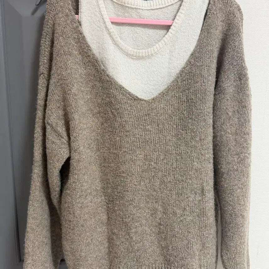 [BUNJANG] Colorblock V-Neck Off-Shoulder Knit and Cami Set / 배색 브이넥 오프숄더 니트 나시 세트