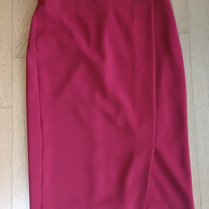 [BUNJANG] The Izzat Collection Slit Midi Skirt Deep Red / 더 아이잗컬렉션(The Izzat Collection) 슬릿 미디 스커트