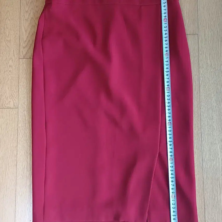 [BUNJANG] The Izzat Collection Slit Midi Skirt Deep Red / 더 아이잗컬렉션(The Izzat Collection) 슬릿 미디 스커트
