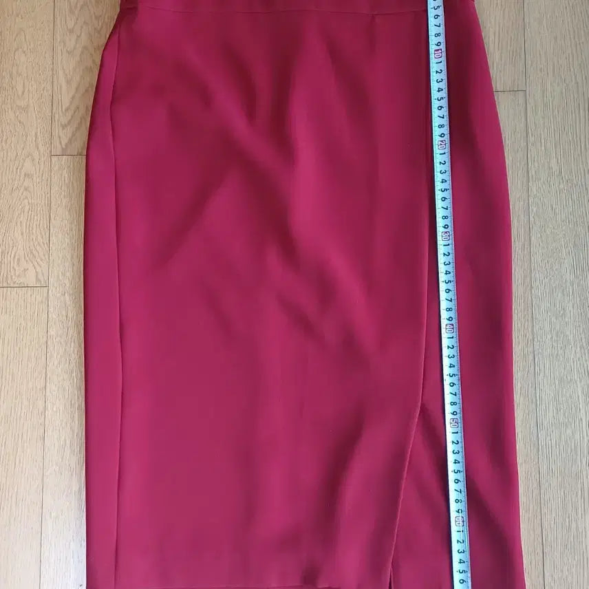 [BUNJANG] The Izzat Collection Slit Midi Skirt Deep Red / 더 아이잗컬렉션(The Izzat Collection) 슬릿 미디 스커트