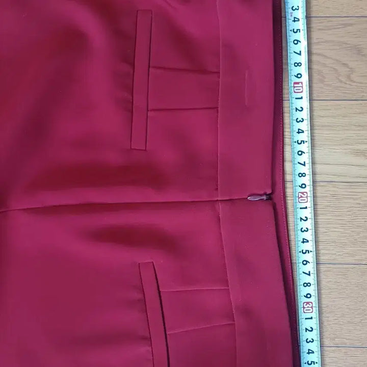 [BUNJANG] The Izzat Collection Slit Midi Skirt Deep Red / 더 아이잗컬렉션(The Izzat Collection) 슬릿 미디 스커트