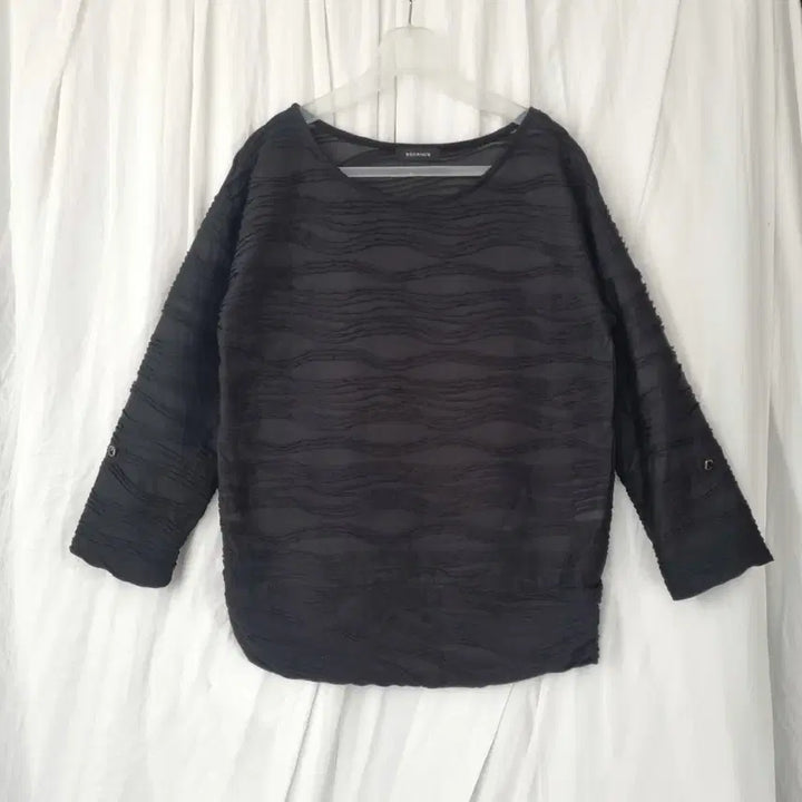 [BUNJANG] REORMIX Wave Textured Black Blouse / 물결 텍스쳐 블랙 블라우스