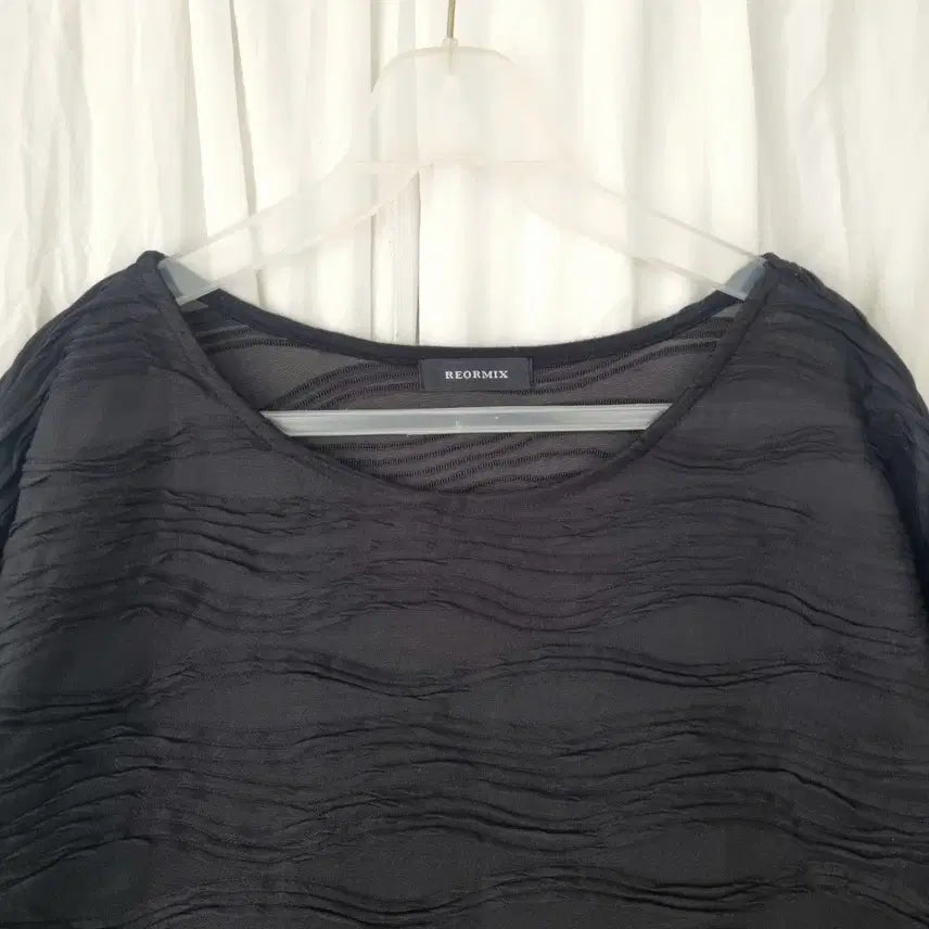 [BUNJANG] REORMIX Wave Textured Black Blouse / 물결 텍스쳐 블랙 블라우스