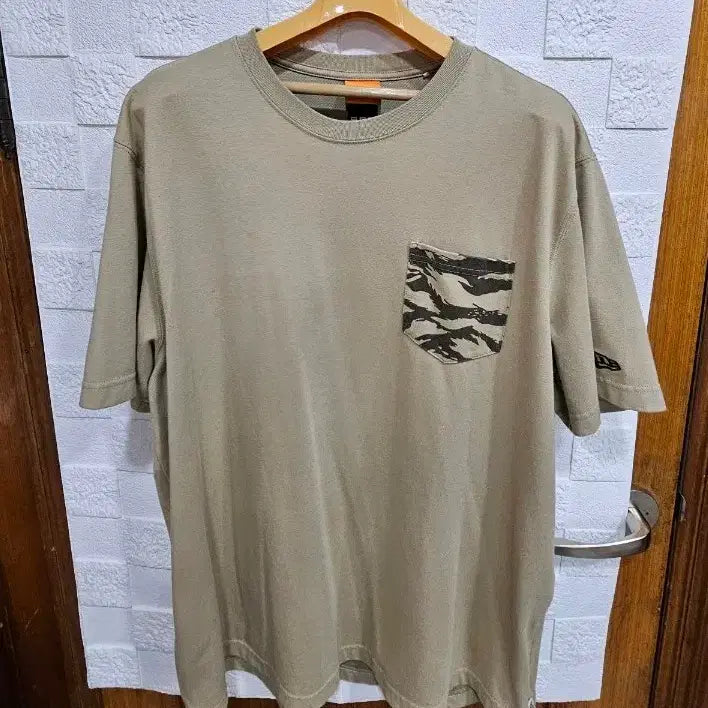 [SOLD OUT] 뉴에라 카키색 포켓 반팔 티셔츠 110 두장