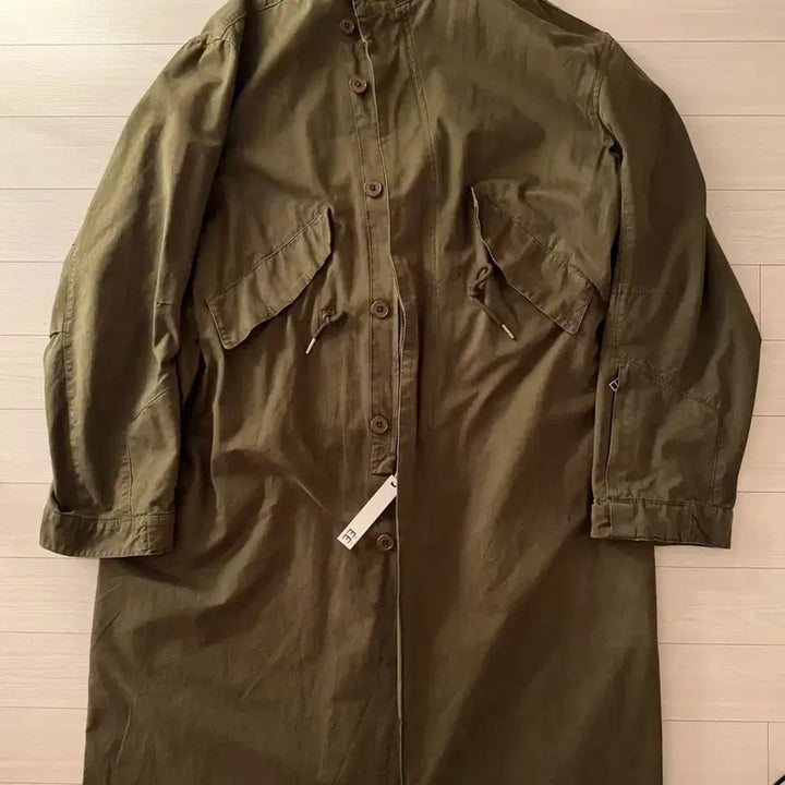 [SOLD OUT] 누마레 이이 EE 가먼트 다잉 커브드 피쉬테일 코트 카키