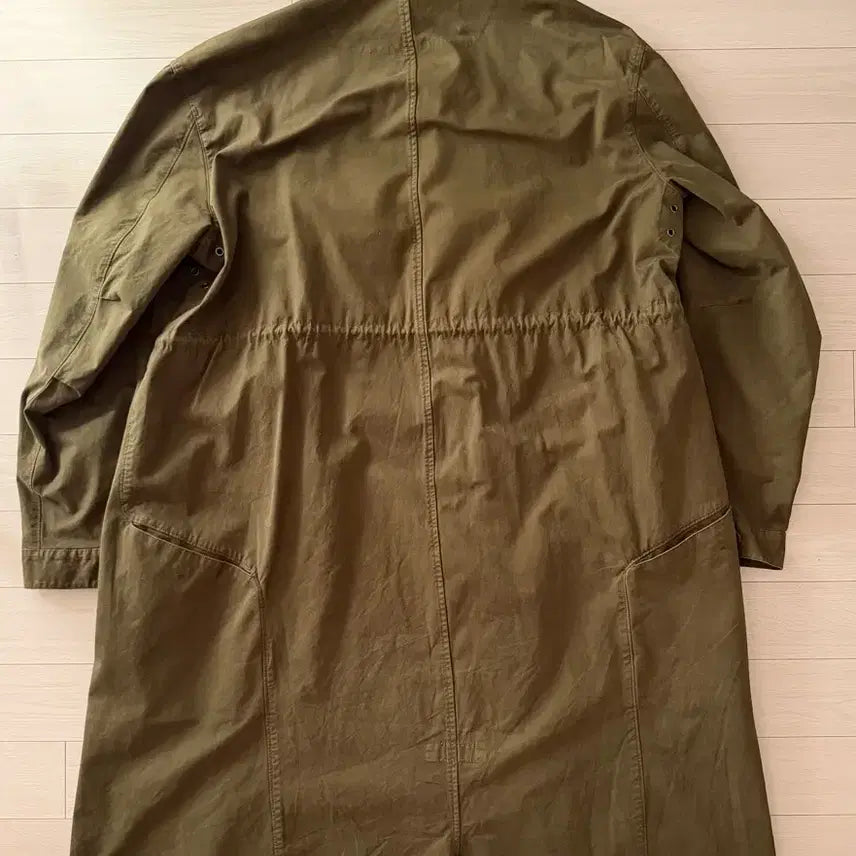 [SOLD OUT] 누마레 이이 EE 가먼트 다잉 커브드 피쉬테일 코트 카키