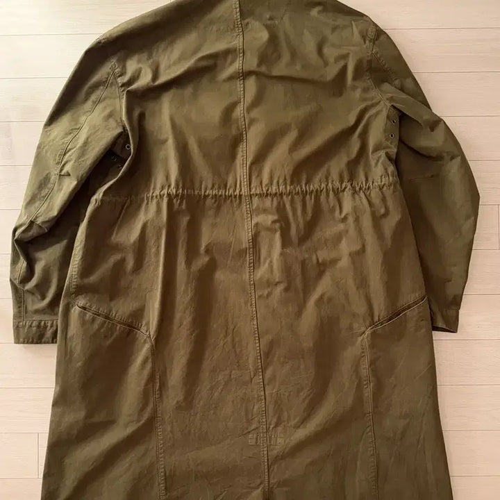 [SOLD OUT] 누마레 이이 EE 가먼트 다잉 커브드 피쉬테일 코트 카키