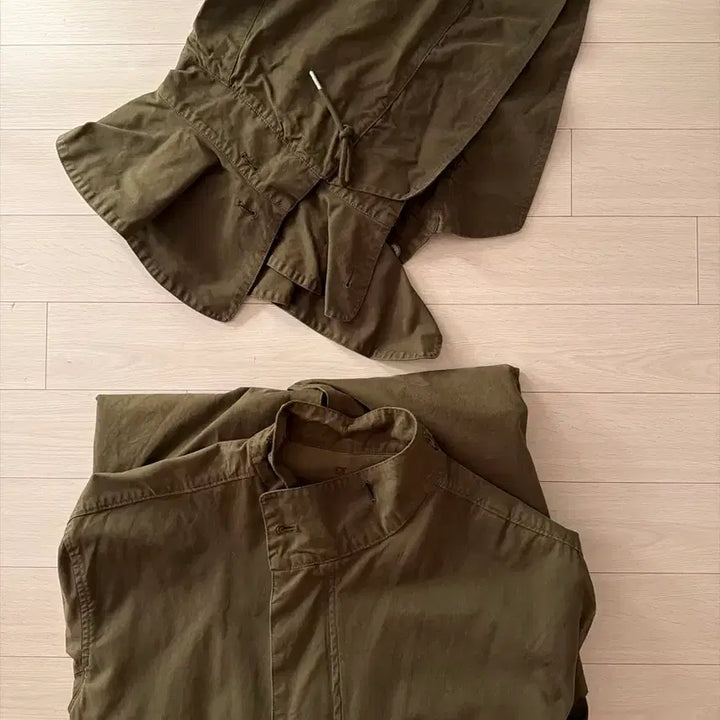 [SOLD OUT] 누마레 이이 EE 가먼트 다잉 커브드 피쉬테일 코트 카키