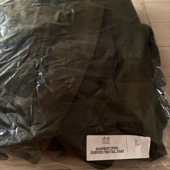 [SOLD OUT] 누마레 이이 EE 가먼트 다잉 커브드 피쉬테일 코트 카키