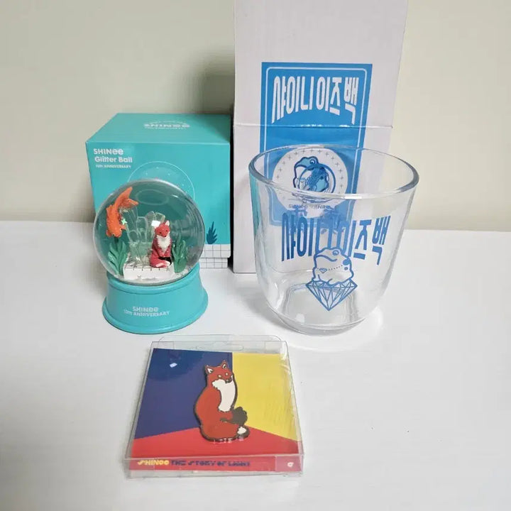 [SOLD OUT] 샤이니 12주년 스노우볼 진로이즈백 컵 여우 뱃지 일괄 양도