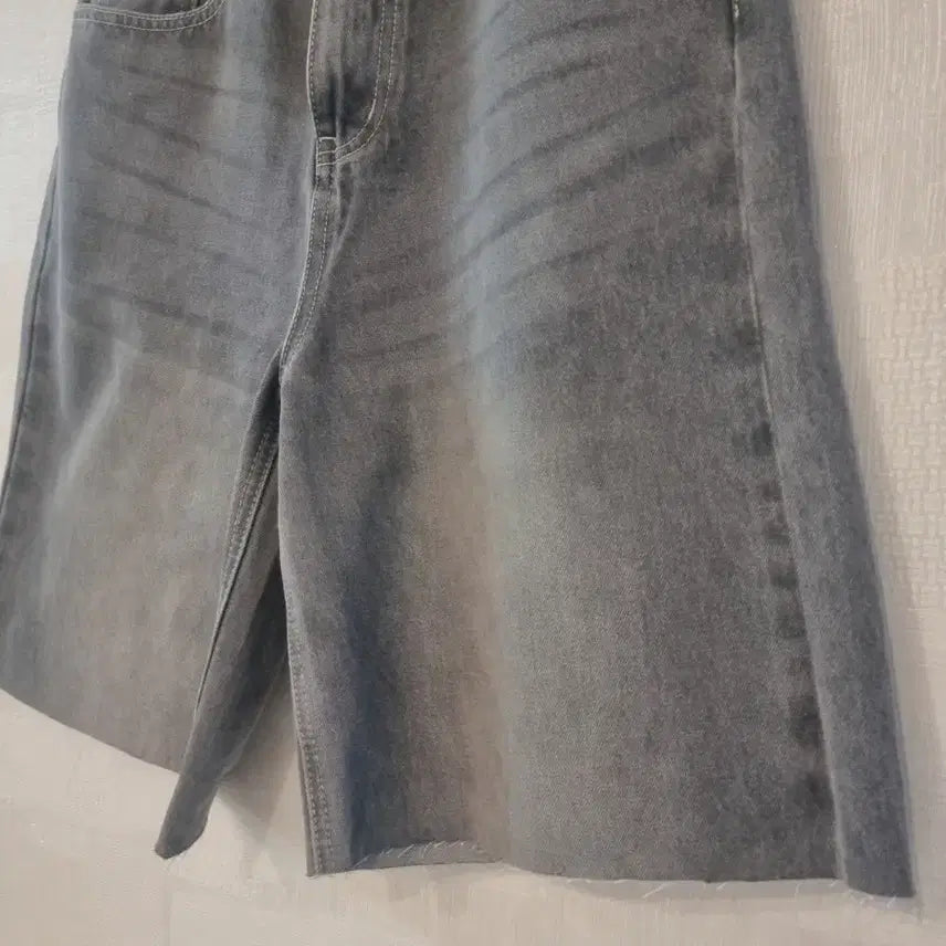 [BUNJANG] Gray Washed Denim Bermuda Shorts / 그레이 워싱 데님 반바지 컷팅진 5부/버뮤다 팬츠