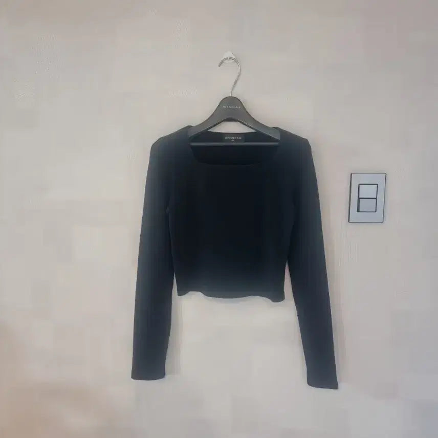 [BUNJANG] Aroundcover Square Neck Long Sleeve Crop Top / 스퀘어 블랙 긴팔 크롭티