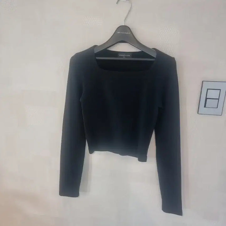 [BUNJANG] Aroundcover Square Neck Long Sleeve Crop Top / 스퀘어 블랙 긴팔 크롭티
