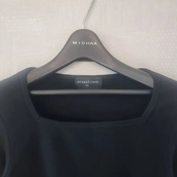 [BUNJANG] Aroundcover Square Neck Long Sleeve Crop Top / 스퀘어 블랙 긴팔 크롭티