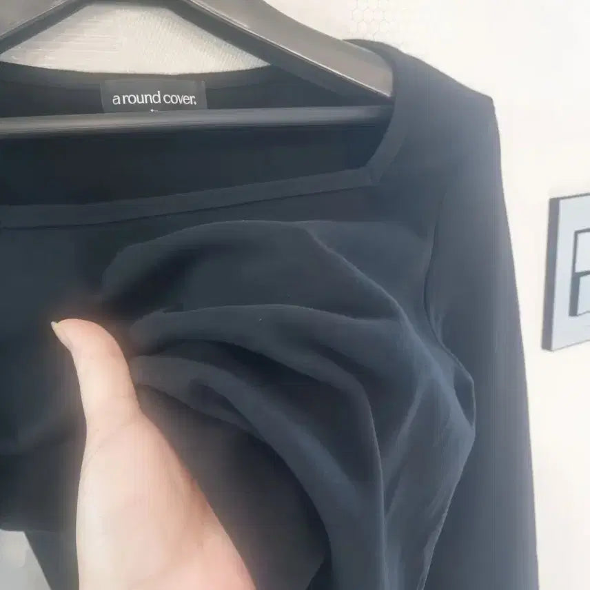 [BUNJANG] Aroundcover Square Neck Long Sleeve Crop Top / 스퀘어 블랙 긴팔 크롭티