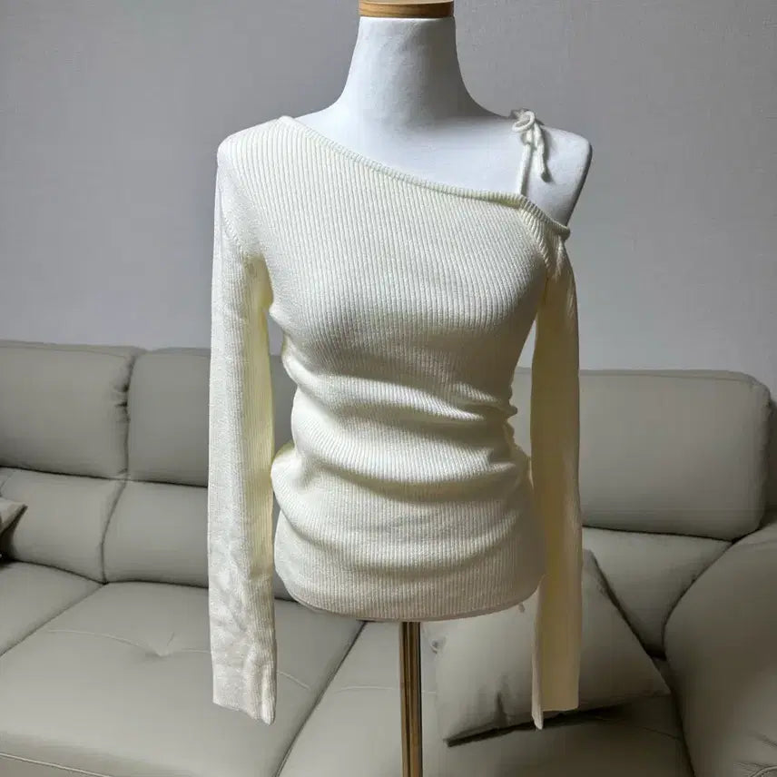 [BUNJANG] Off-Shoulder Knit Sweater - Ivory / [새상품]오프숄더 니트 아이보리(쇼핑몰 창고정리)
