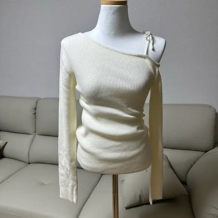 [BUNJANG] Off-Shoulder Knit Sweater - Ivory / [새상품]오프숄더 니트 아이보리(쇼핑몰 창고정리)