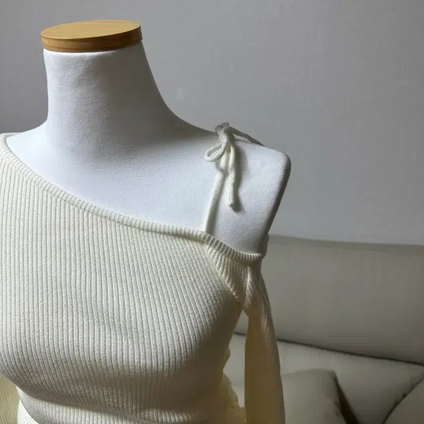 [BUNJANG] Off-Shoulder Knit Sweater - Ivory / [새상품]오프숄더 니트 아이보리(쇼핑몰 창고정리)