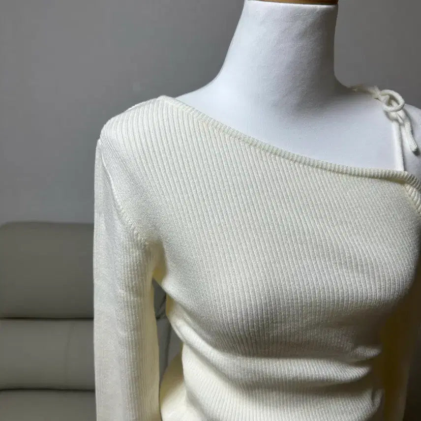 [BUNJANG] Off-Shoulder Knit Sweater - Ivory / [새상품]오프숄더 니트 아이보리(쇼핑몰 창고정리)