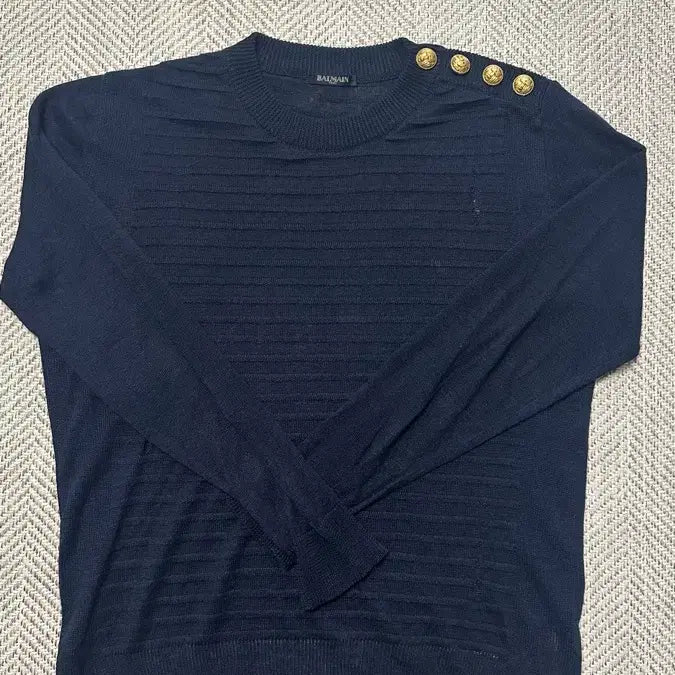 [SOLD OUT] 급처 발망 디스트로이드 네이비 금장 버튼 니트