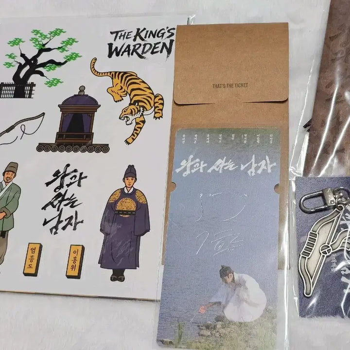[SOLD OUT] 왕과사는남자 특전 일괄 박지훈 ttt 시네큐스티 활키링 나무명패 엽서세트